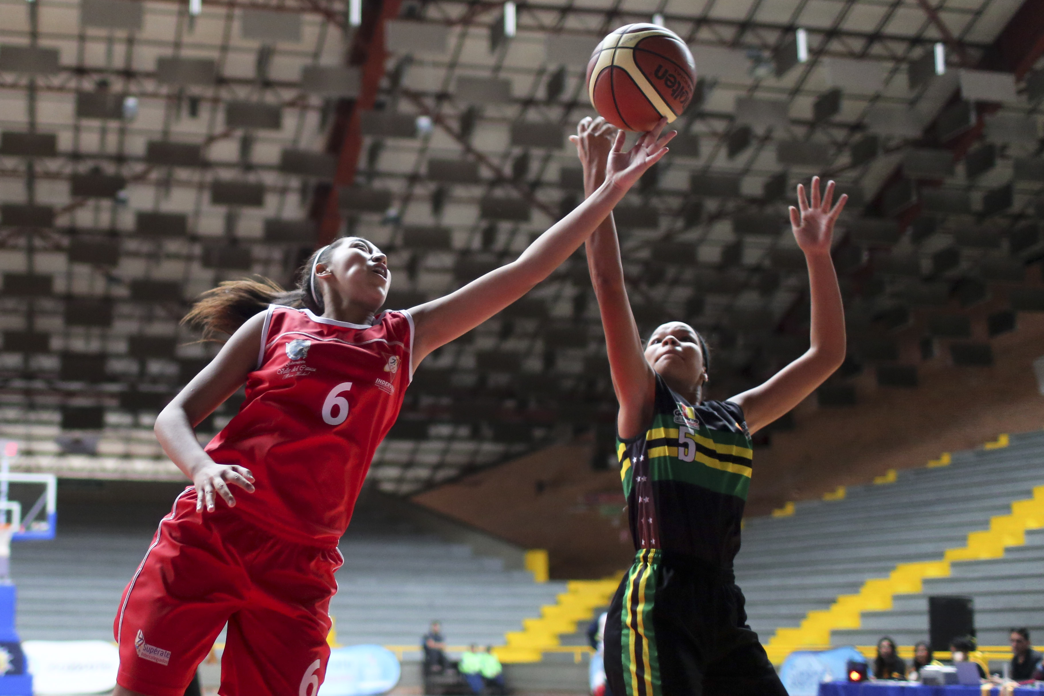 Angely Mendez de Valle del Cauca y Dallana Gomez de Santander en la final de baloncesto categoria B en finales nacionales de Supérate Intercolegiados en el  Coliseo El Salitre en Bogotá el 15 de octubre de 2015.
Foto: Archivolatino

COPYRIGHT: Archivolatino 
Prohibida su uso sin autorización